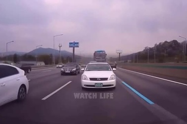 Tài xế xe buýt ngủ gật gây tai nạn liên hoàn trên đường cao tốc