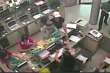 Màn “ảo thuật” “rút ruột” điện thoại hạng sang của bộ đôi siêu trộm