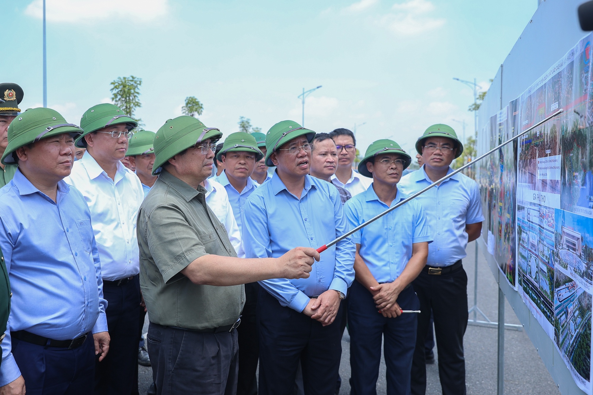 Thủ tướng kiểm tra cầu Phong Châu, chỉ đạo xây cao tốc mới tại Phú Thọ - 3