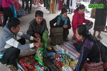 Độc đáo phiên chợ vùng biên những ngày cận Tết