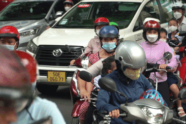 Nhiều tuyến đường ở TPHCM kẹt xe kéo dài ngày đầu học sinh tựu trường