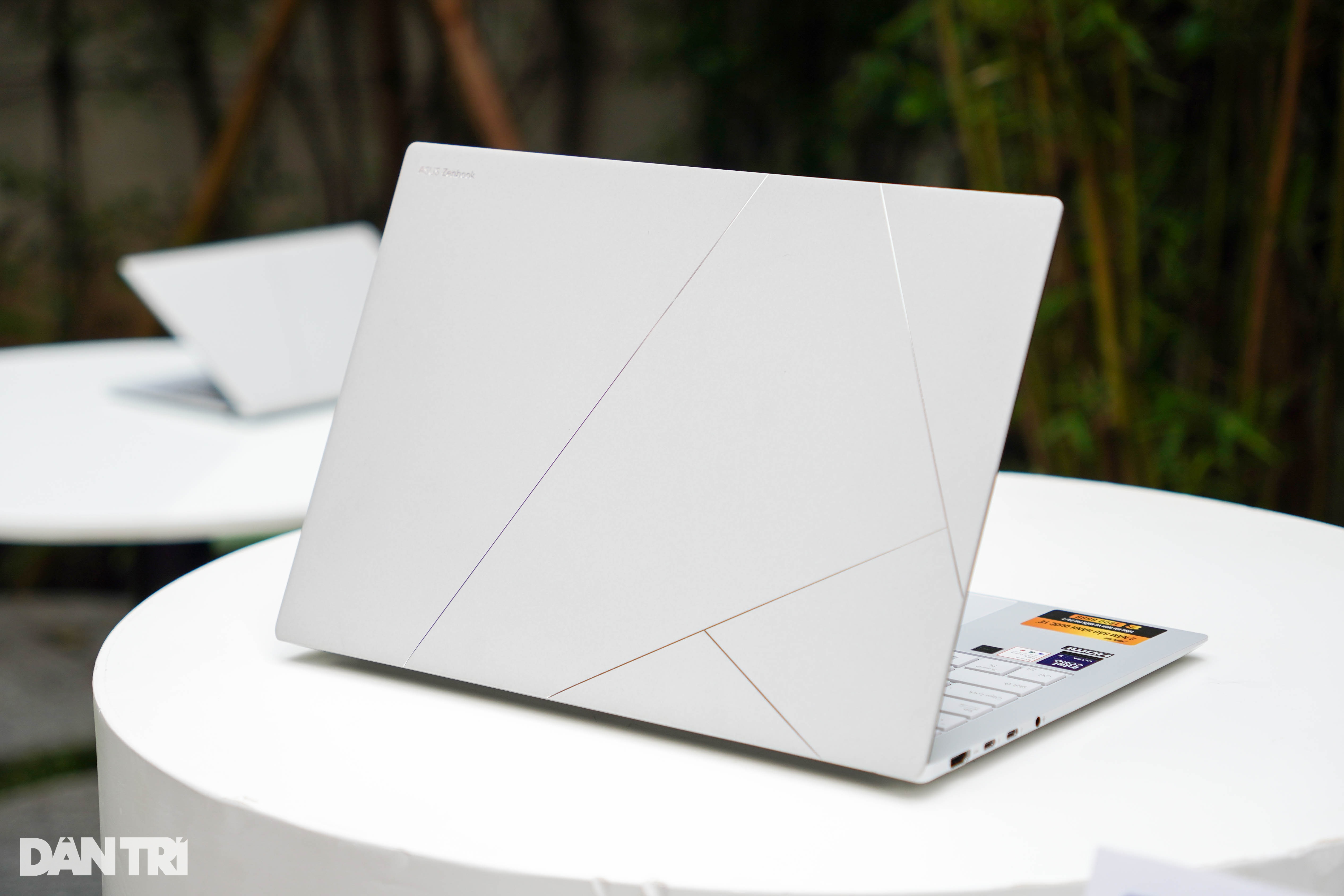 View - Đánh giá Zenbook S 14: Laptop AI Intel Copilot+ PC đầu tiên tại Việt Nam | Báo Dân trí