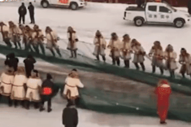 Xem ngư dân khoan cắt băng thu hoạch cá giữa cái lạnh -20 độ C ở biển hồ