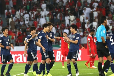 Thắng Oman, Nhật Bản nhẹ nhàng vượt qua vòng bảng