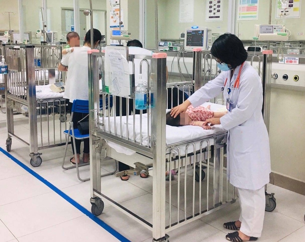 Hà Nội: Bé 31 tháng nguy kịch vì văng ra đường khi ngồi ghế trước xe máy - 1 Hà Nội: Bé 31 tháng nguy kịch vì văng ra đường khi ngồi ghế trước xe máy - 1