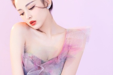 “Búp bê sống” Cổ Lực Na Trát gợi cảm khoe vai trần