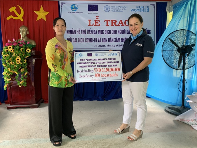 UN Women và FAO hỗ trợ 3 tỷ đồng cho những hộ gia đình khó khăn do Covid-19 và hạn hán ở Cà Mau - Ảnh 1. UN Women và FAO hỗ trợ 3 tỷ đồng cho những hộ gia đình khó khăn do Covid-19 và hạn hán ở Cà Mau - Ảnh 1.