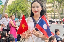 Cô gái Lào bay hơn 1.600km vào TPHCM, ở gần 1 tuần chờ xem diễu binh