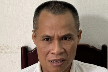 Người đàn ông say xỉn, đấm vào mặt cán bộ công an đang làm nhiệm vụ