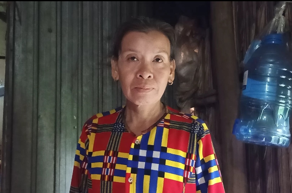 Thương bé gái xinh xắn sống bữa đói, bữa no với ngoại gù lưng, cậu tâm thần - 7 Thương bé gái xinh xắn sống bữa đói, bữa no với ngoại gù lưng, cậu tâm thần - 7