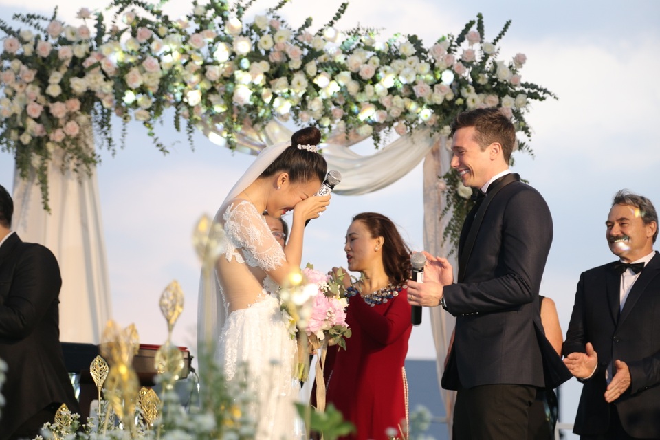 Trường Giang, Nhã Phương xúc động trong đám cưới “có một không hai” của Hoàng Oanh - 5 Trường Giang, Nhã Phương xúc động trong đám cưới “có một không hai” của Hoàng Oanh - 5