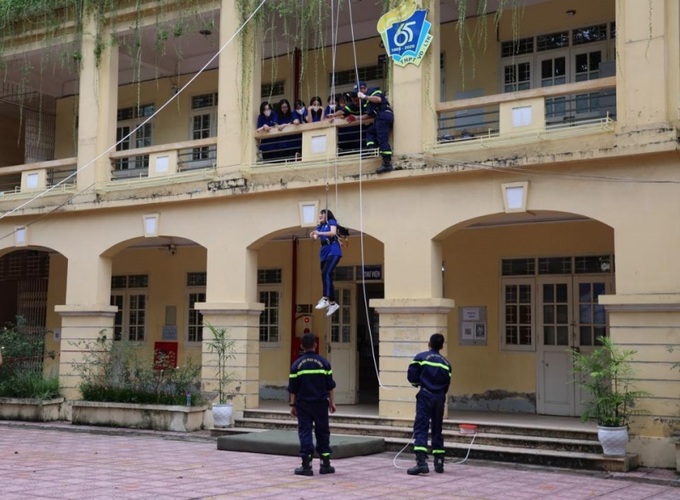 Trải nghiệm kỹ năng thoát nạn bằng dây hạ chậm, cầu dây nghiêng.