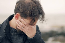 Mẹ khóc lóc, quỳ xuống xin tôi đừng ly hôn vợ