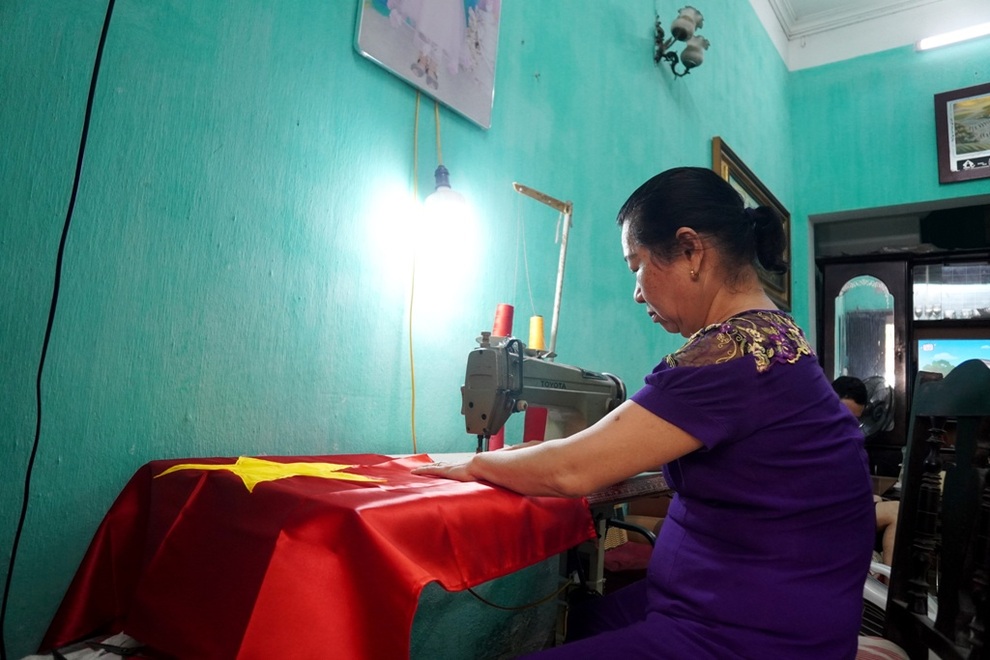 Gia đình 3 thế hệ gần 40 năm may cờ Tổ quốc - 1 Gia đình 3 thế hệ gần 40 năm may cờ Tổ quốc - 1