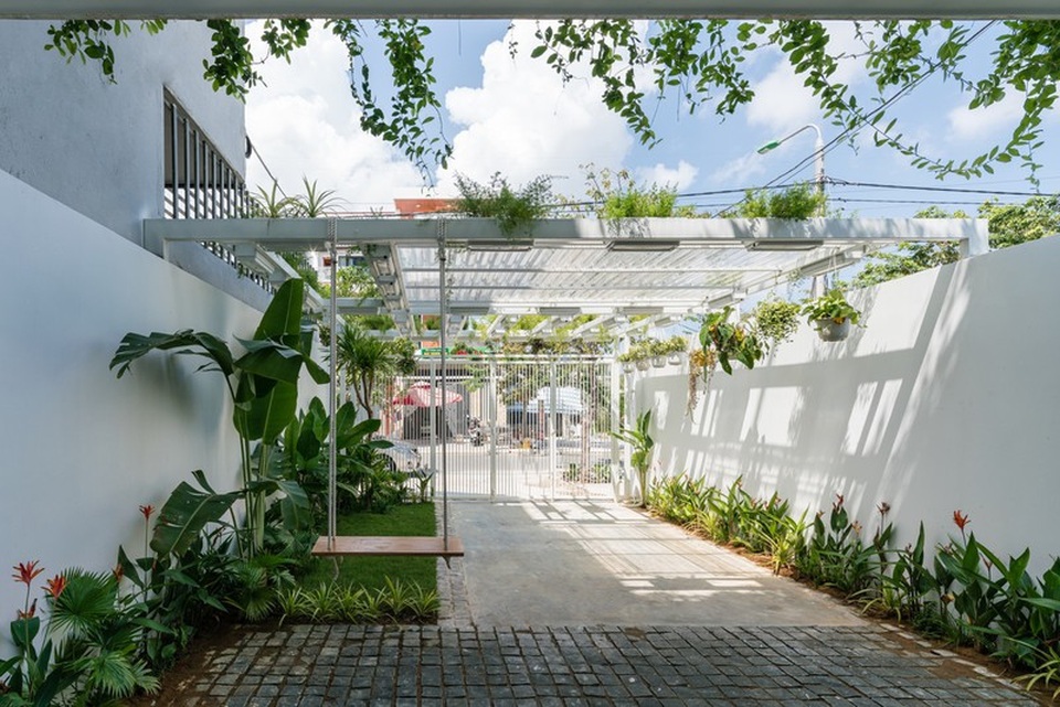 Ngôi nhà có không gian tự nhiên thư giãn cùng hồ cá bên trong - 2