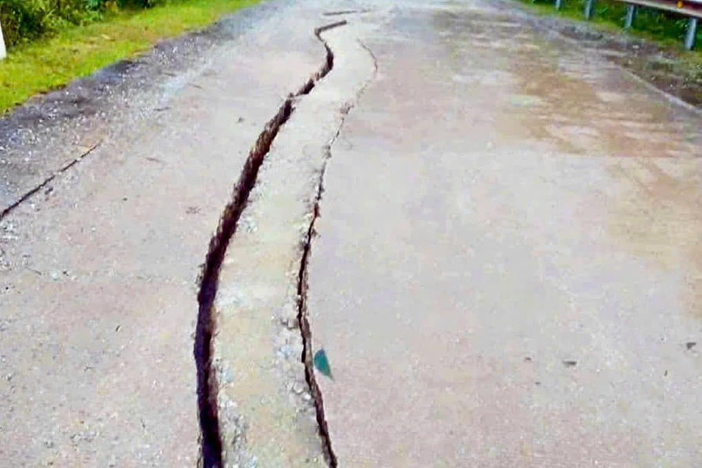 Vết nứt dài 40m xuất hiện giữa đường Hồ Chí Minh nhánh Tây - 1 Vết nứt dài 40m xuất hiện giữa đường Hồ Chí Minh nhánh Tây - 1