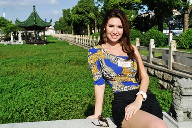 Người đẹp HHTG mua sắm, khám phá Trung Quốc