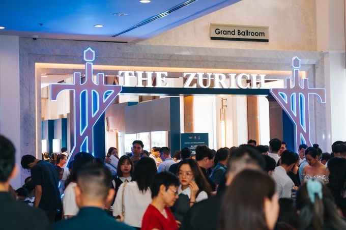 Khách hàng nườm nượp check-in sớm tại sự kiện để có được những vị trí tốt nhất và không bỏ lỡ bất cứ thông tin hấp dẫn nào từ bom tấn “Mua nhà 8 năm không lo lãi suất” được áp dụng tại ZR1 The Zurich.