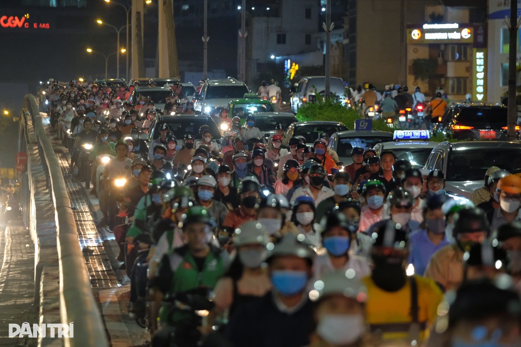 Hà Nội: Biển người chen chúc giờ tan tầm - 7 Hà Nội: Biển người chen chúc giờ tan tầm - 7
