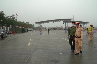 CSGT “đội mưa” lập chốt kiểm dịch trên cao tốc