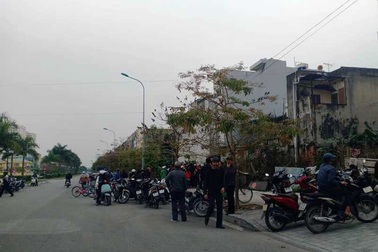 Người đàn ông gục chết trên vỉa hè