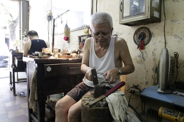 Người thợ kim hoàn hiếm hoi còn lại trên phố nghề vàng bạc Hà Nội