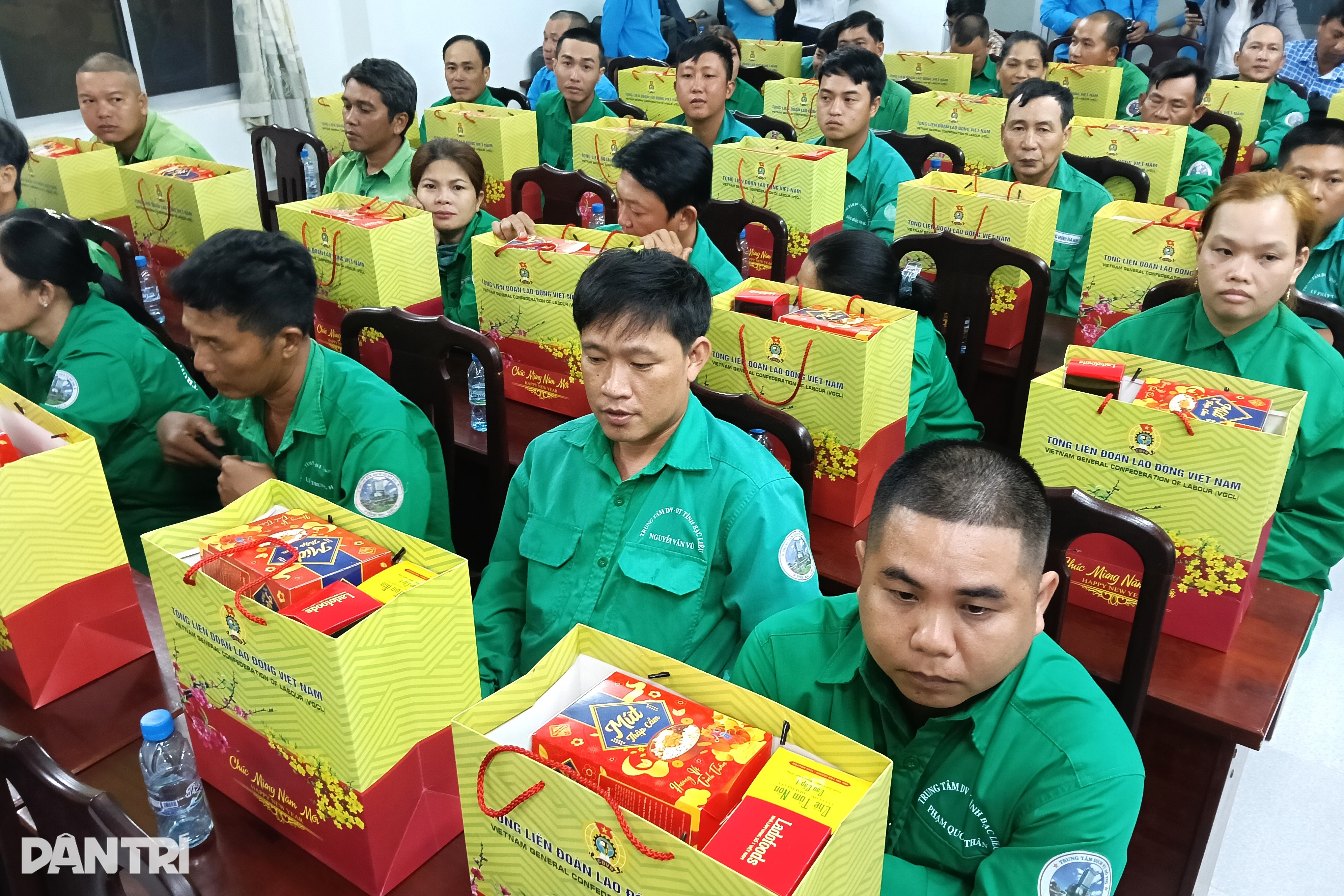 زن کارگر از اینکه هدیه عید تت را برای مادرش به خانه آورده خوشحال است - 2 Nữ công nhân mừng vui vì có quà Tết để mang về cho mẹ - 2