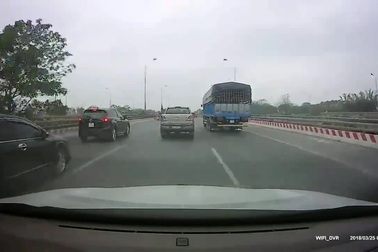 Tài xế tốt bụng dừng xe để giúp đỡ hai mẹ con đi nhầm xe máy lên đường cao tốc