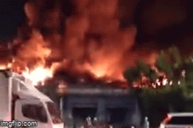 Xưởng vải ở ngoại ô Sài Gòn cháy ngùn ngụt, hàng chục hộ dân tháo chạy