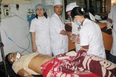 Ngồi trước nhà, bị taxi tông trọng thương 