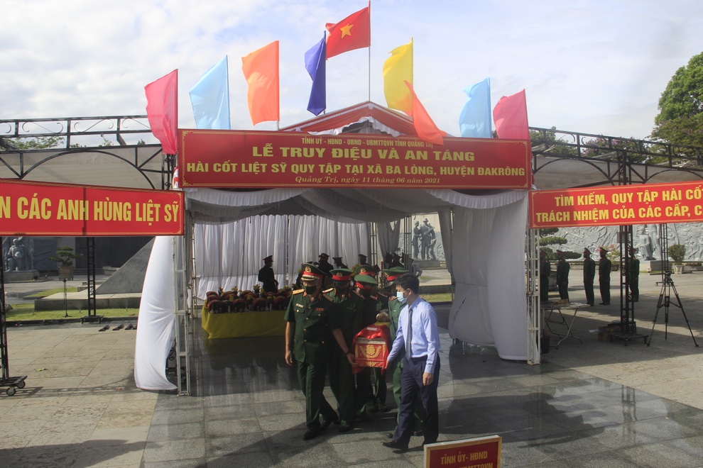 Long trọng tổ chức Lễ truy điệu, an táng 40 hài cốt liệt sĩ - 7 Long trọng tổ chức Lễ truy điệu, an táng 40 hài cốt liệt sĩ - 7