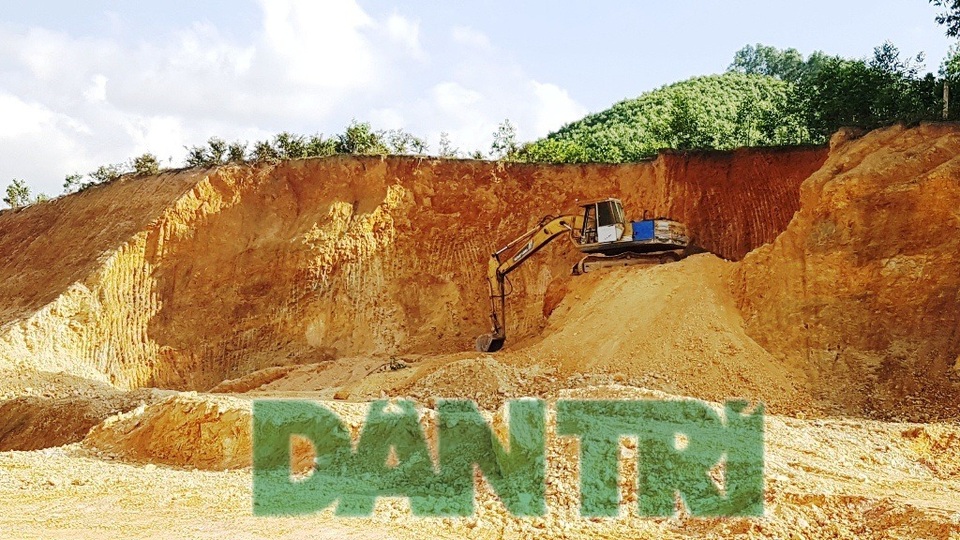 Vụ lấy đất đồi chở ra ngoài tiêu thụ trái phép: Không có hồ sơ cấp phép! - 1 Vụ lấy đất đồi chở ra ngoài tiêu thụ trái phép: Không có hồ sơ cấp phép! - 1
