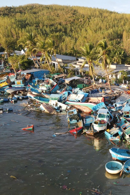 Bão Kalmaegi: Hàng trăm tàu cá chồng chất lên nhau, dân mất "cần câu cơm"