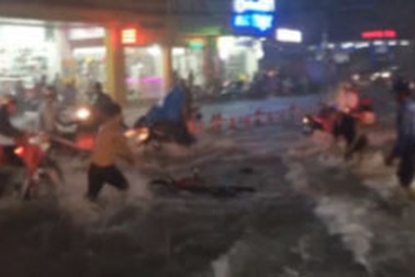 Tòa nhà Bitexco nước đổ như "thác", nhiều xe máy bị cuốn trôi trên đường