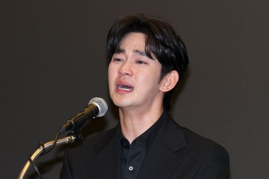 Tài tử "Nữ hoàng nước mắt" Kim Soo Hyun làm gì trong 6 tháng mất tích?