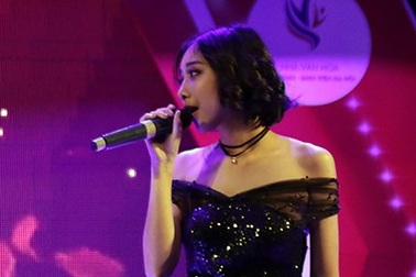 Nữ sinh lớp 12 trình diễn Mercy theo phong cách quyến rũ