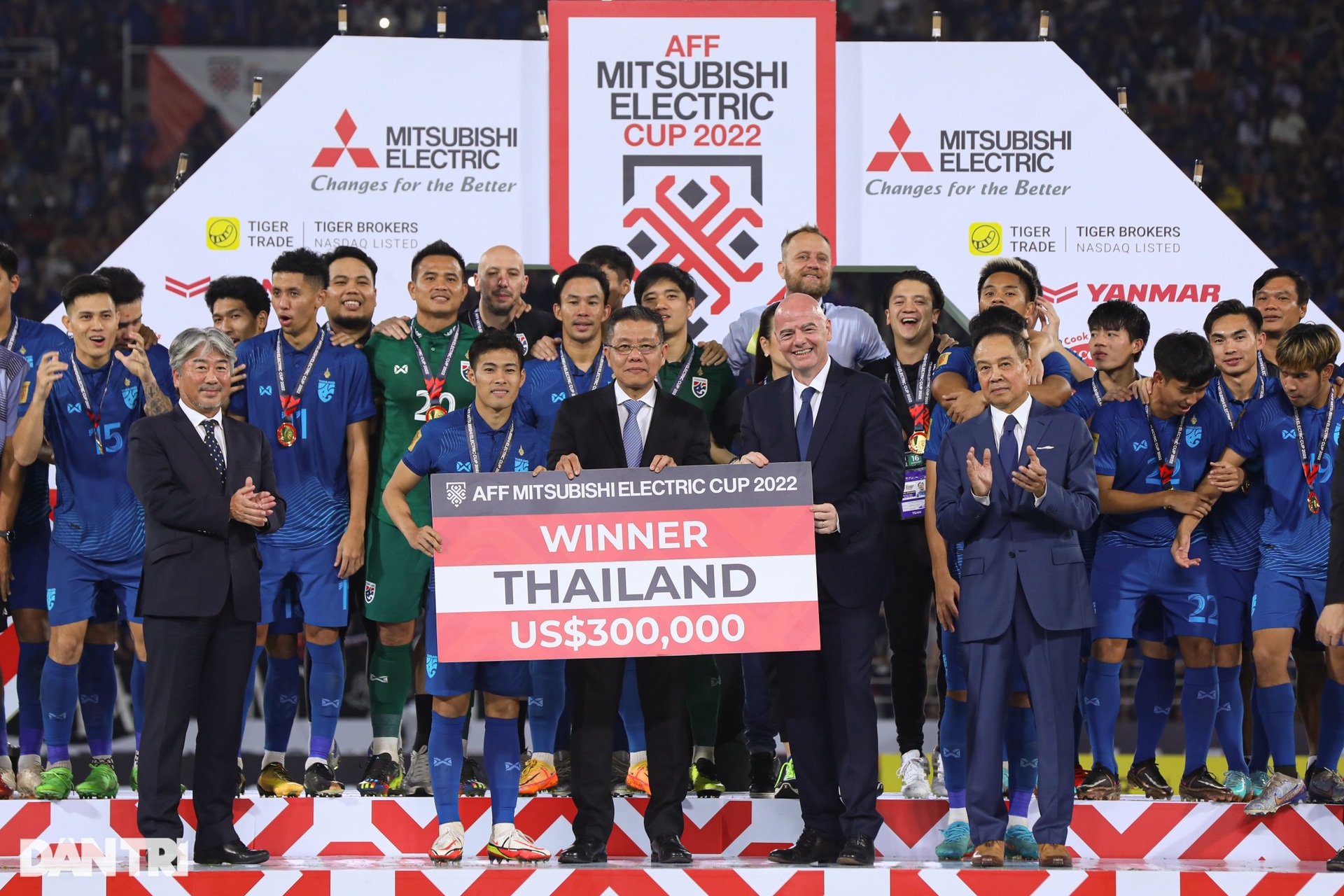 Chủ tịch FIFA nắm tay Hùng Dũng, trao cúp cho đội vô địch AFF Cup - 12 Chủ tịch FIFA nắm tay Hùng Dũng, trao cúp cho đội vô địch AFF Cup - 12