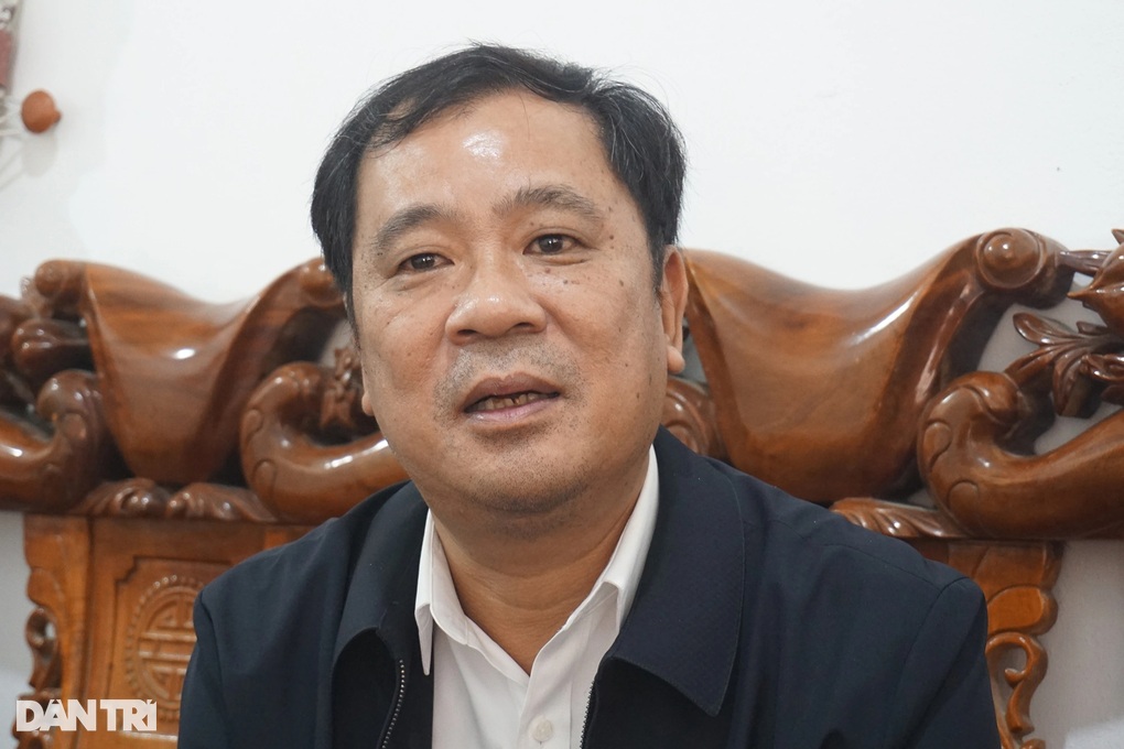 Người đàn ông cầm lá đơn đến trường và việc làm bất ngờ của hiệu trưởng - 1 Người đàn ông cầm lá đơn đến trường và việc làm bất ngờ của hiệu trưởng - 1