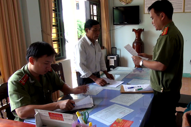 Khởi tố Chủ tịch xã “nâng” tuổi của mình lên để nhận Huân chương