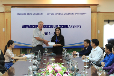 Giáo sư Mỹ hỗ trợ, quyên góp tiền tặng học bổng cho sinh viên nghèo Việt Nam