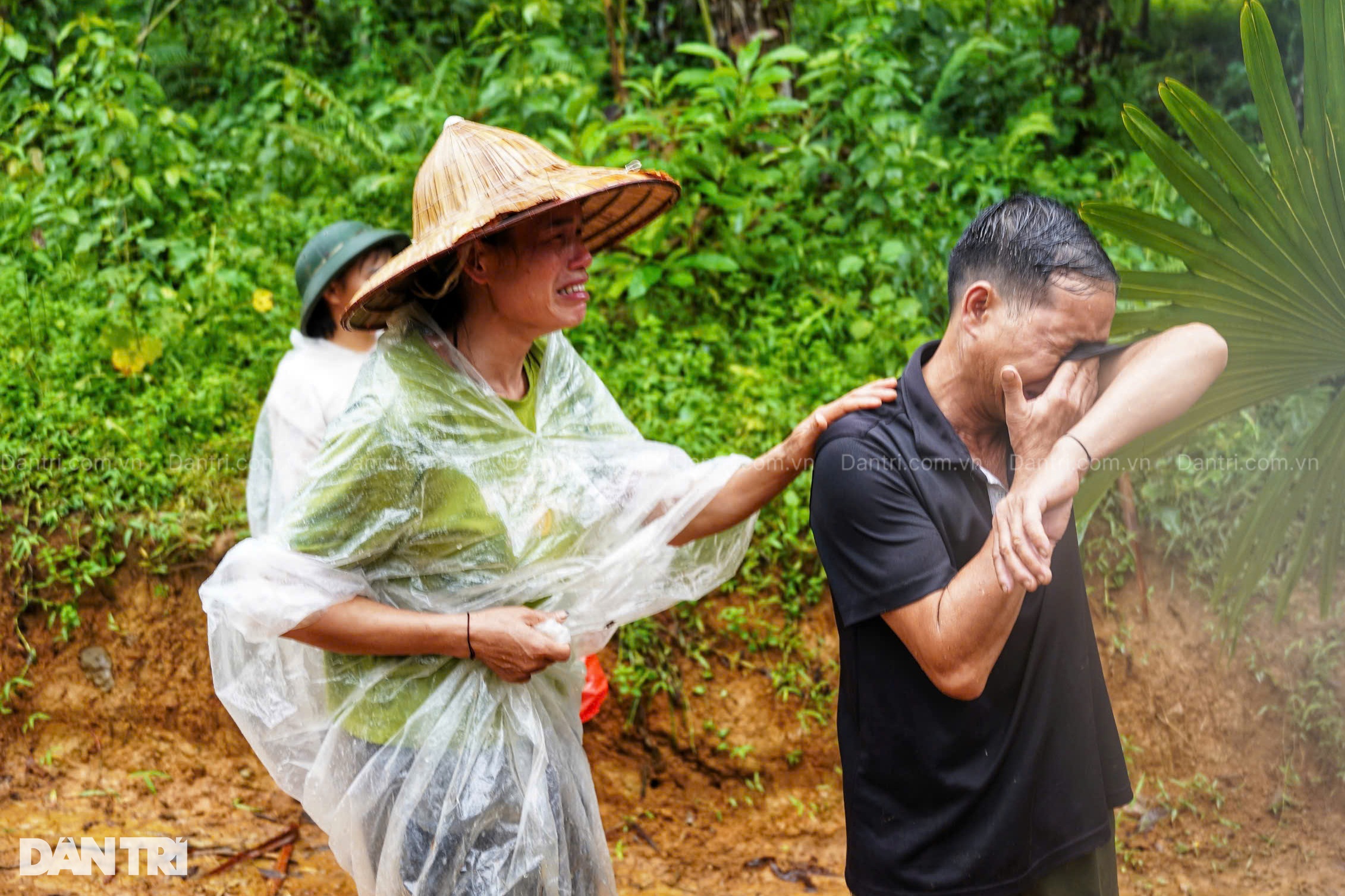 Lào Cai: Hiện trường tan hoang ở nơi trận lũ quét vùi lấp cả một thôn bản - 8 Lào Cai: Hiện trường tan hoang ở nơi trận lũ quét vùi lấp cả một thôn bản - 8
