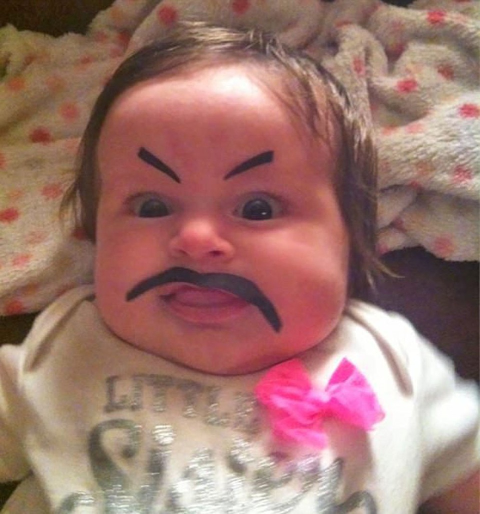 Những khoảnh khắc hài hước khi các bố chăm con - 8