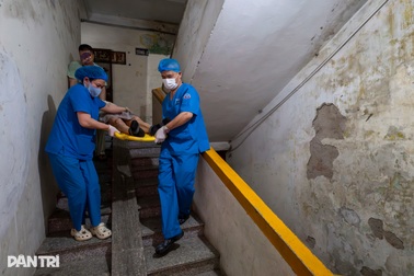 Hà Nội: Những chiến binh "chạy đua" với bão, xuyên đêm mưa gió cứu người