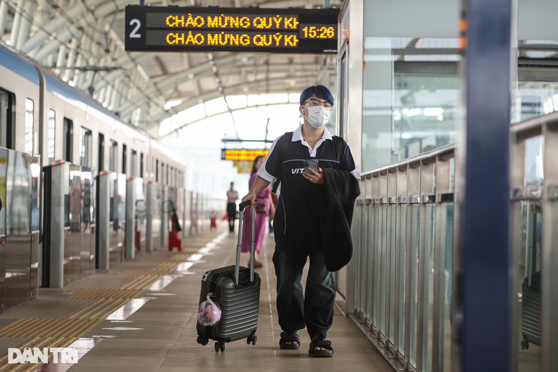 Người dân phấn khởi xách vali lên tàu Metro số 1 để ra bến xe về quê ăn Tết - 1 Người dân phấn khởi xách vali lên tàu Metro số 1 để ra bến xe về quê ăn Tết - 1