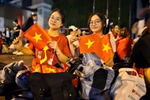 Thức xuyên đêm chờ xem tổng duyệt diễu binh, diễu hành ở TPHCM