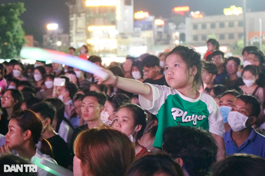 Biển người về xem "vũ điệu của sóng"