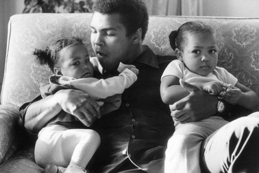 3 bài học mà huyền thoại quyền anh Muhammad Ali đã dạy con gái về thành công và tiền bạc