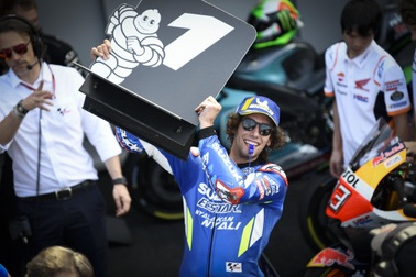 Chặng 12 MotoGP 2019: Rins thắng Marquez đầy cảm xúc ở góc cua cuối cùng