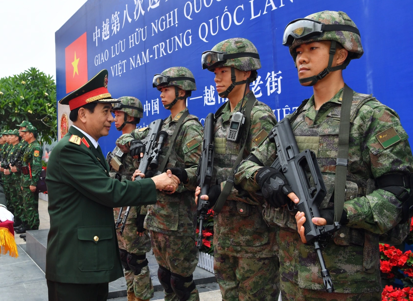 Bộ trưởng Phan Văn Giang bắt tay lực lượng biên phòng Trung Quốc (Ảnh: Trọng Hải).