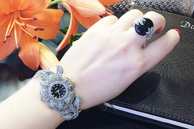 Ngày 20-10, các cô gái mong mốn được tặng gì?